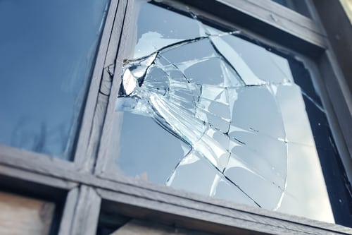 Une vitre dont l'un des carreaux est cassé