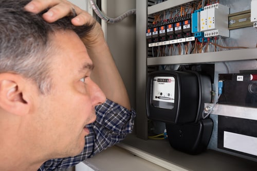 Un artisan regarde son compteur électrique et est atterré