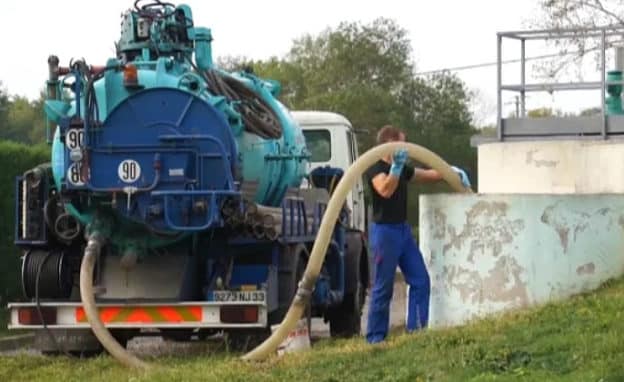 Un artisan utilise un camion de curage