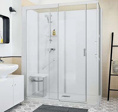 Une cabine de douche spacieuse