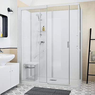 Une cabine de douche spacieuse