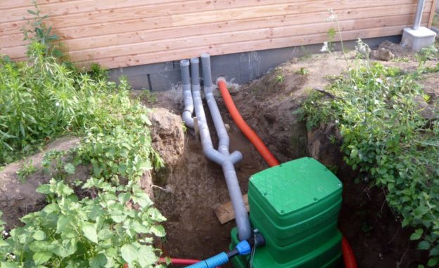 Une pompe de relevage des eaux usées dans un trou dans un jardin