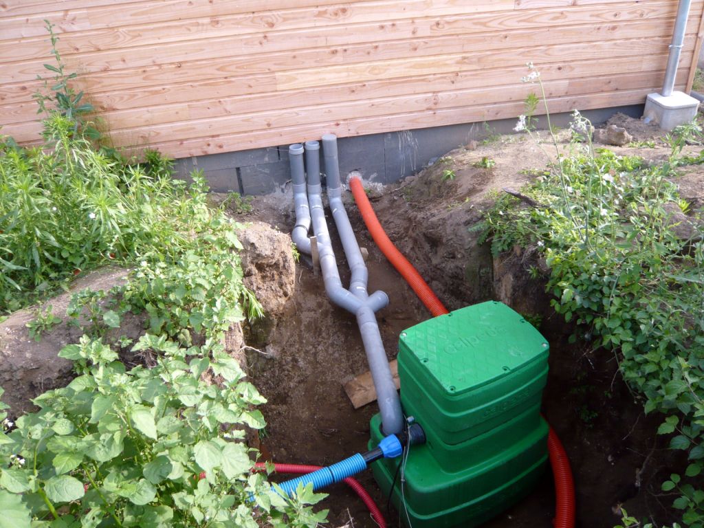 Une pompe de relevage des eaux usées dans un trou dans un jardin