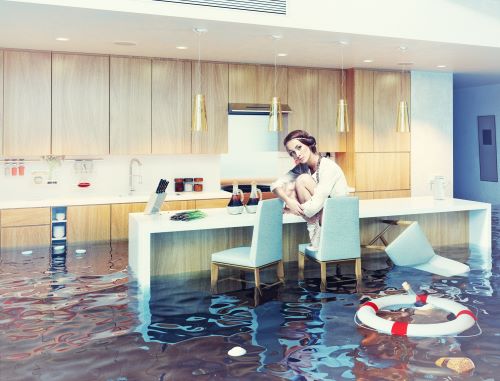 plombier colmar - femme assise sur une chaise dans un salon inondé