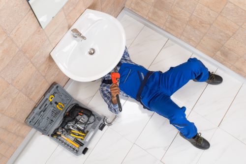 plombier Lyon 4 - homme installant un lavabo