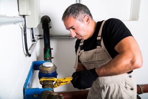 plombier Mareil-Marly - un artisan installe une nourrice