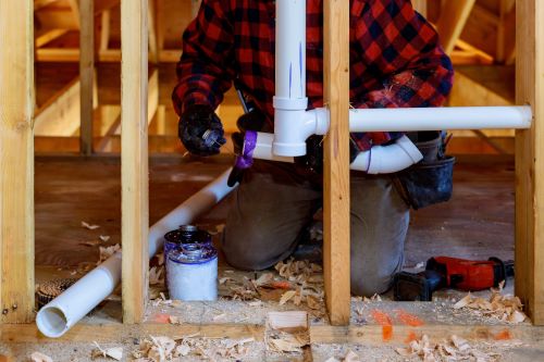 plombier Mareil-Marly - un plombier prépare une installation de circuit sanitaire