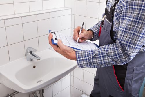 plombier Antony - un plombier inspecte un lavabo