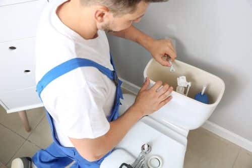 plombier Bailly - un artisan installe une nouvelle salle de bains