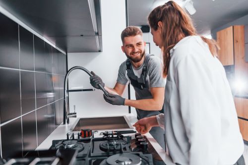 plombier Saint-Denis - un artisan installe un robinet