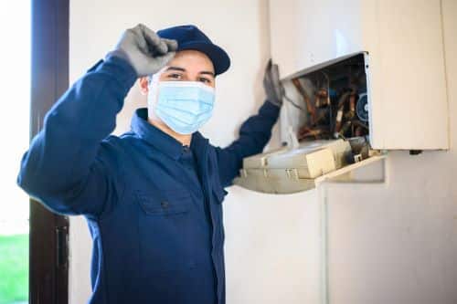 plombier Vitry-sur-Seine - un artisan entretien une chaudière