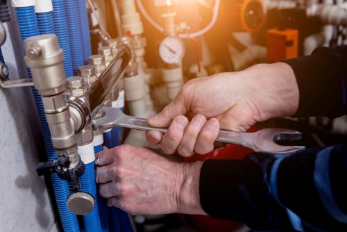 Plombier Saint-Quentin - Un artisan installe un système de chauffage moderne.