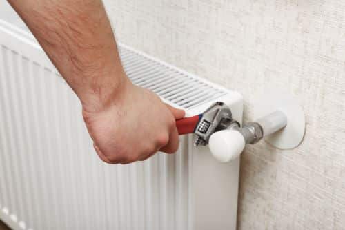 plombier Bondy - un artisan installe un radiateur