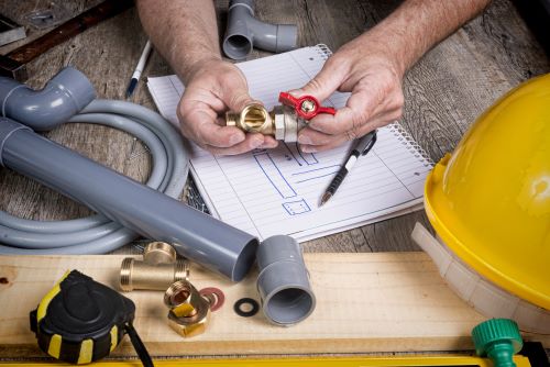 plombier Epinay-sur-Seine - un artidan étudies les plans d'une installation