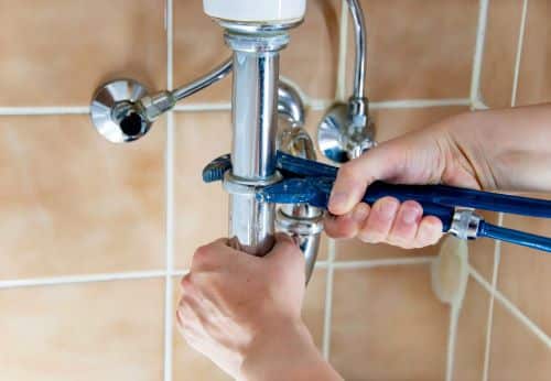 plombier Epinay-sur-Seine - un artisan installe un lavabo