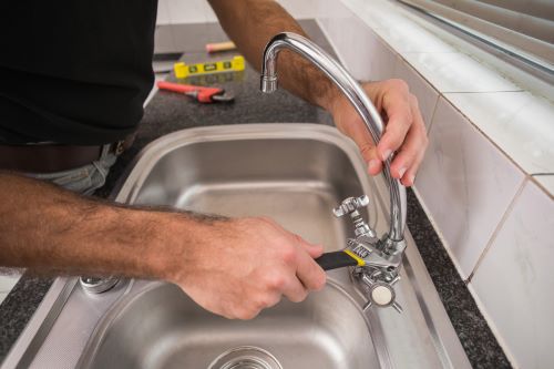 plombier Maisons-Alfort - un artisan installe le robinet d'un évier