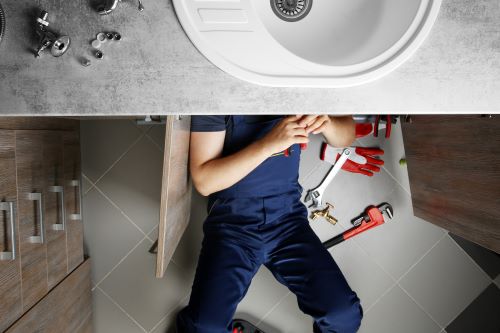 plombier Saint-Germain-en-Laye - un artisan installe un lavabo