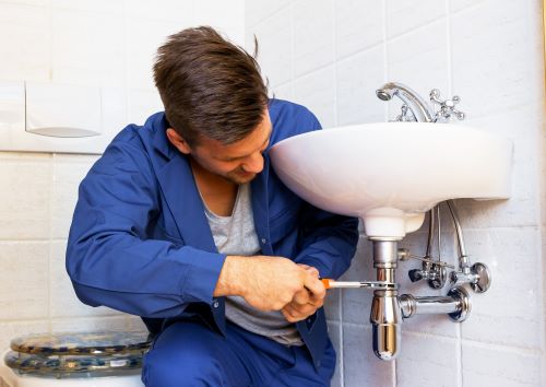 plombier Saint-Maur-des-Fossés - un artisan installe un lavabo