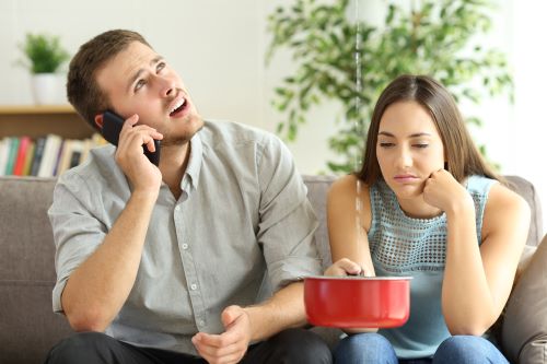 plombier Sainte-Geneviève-des-Bois - un couple constate une importante fuite d'eau