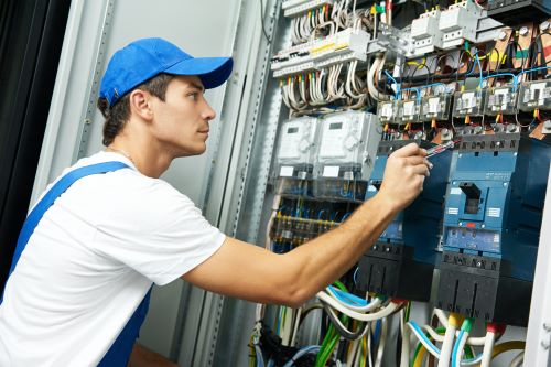 Électricien Aix-en-Provence - Un électricien fait des vérifications sur un tableau électrique.