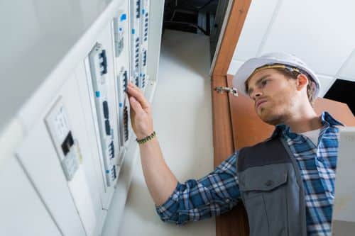 Électricien Boulogne-Billancourt - Un électricien effectue des vérifications sur un tableau électrique.