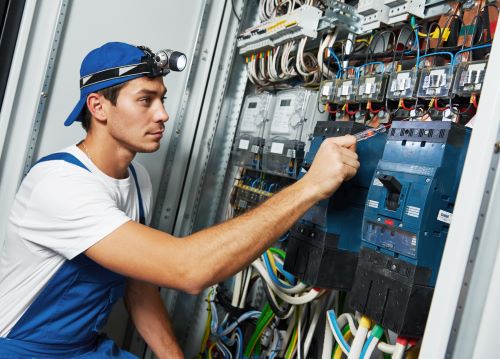 Électricien Dijon - Un artisan intervient sur un compteur.