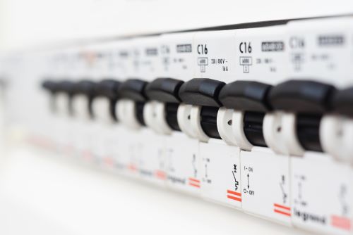 Électricien Montpellier - Gros plan sur un compteur électrique.