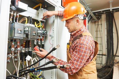 Électricien Saint-Denis - Un électricien effectue des tests.