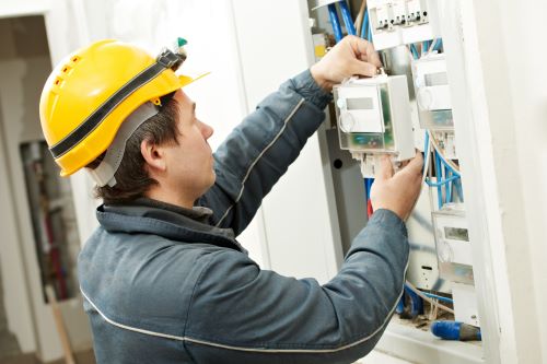 Électricien Toulouse - Un électricien installe un compteur électrique.