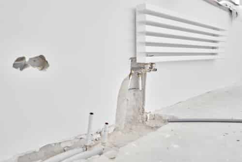 Plombier Le Perreux-sur-Marne - Raccordement des tuyaux de chauffage à un radiateur dans un nouvel appartement en construction.