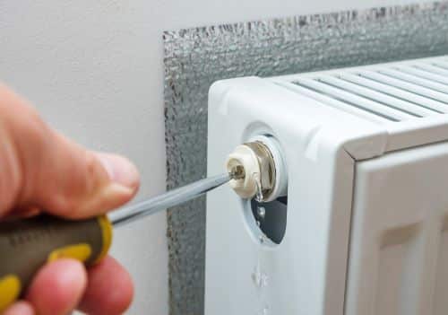 Plombier Marcq-en-Barœul - Réparation d'une fuite d'eau sur un radiateur.