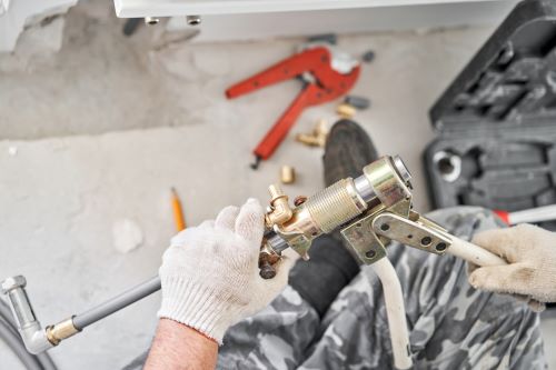 Plombier Valenciennes - Un plombier fait des travaux dans un nouvel appartement.