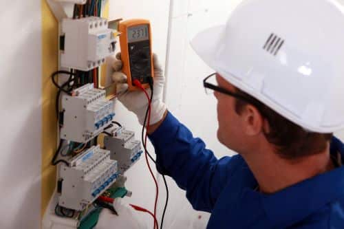 électricien Nantes - Un artisan procède à la vérification d'un tableau électrique.