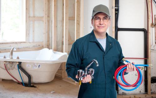 plombier Bezons - un homme prépare l'installation d'une nouvelle salle de bains