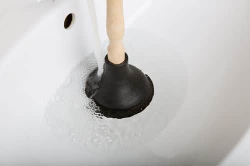 plombier Ris-Orangis - une ventouse sur le siphon d'un lavabo