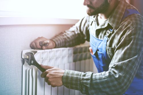 plombier Vanves - un artisan répare un radiateur