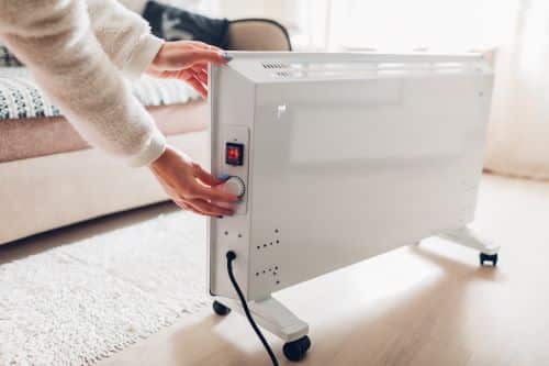 Chauffagiste Metz - Une femme règle un radiateur.