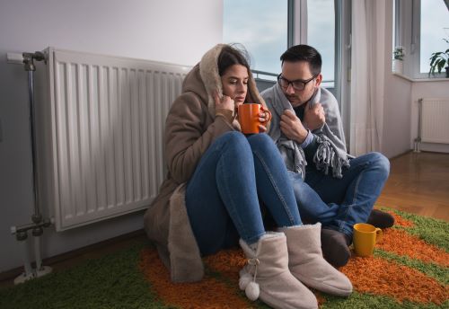 Chauffagiste Orléans - Un homme et une femme ont froid.