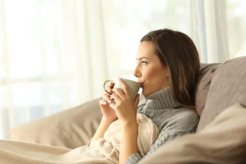 Chauffagiste Strasbourg - Une femme se réchauffe en buvant un café