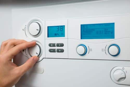 Chauffagiste Tourcoing - Un homme règle la température de son thermostat