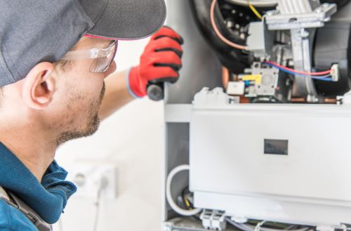 Chauffagiste Le Havre - Un chauffagiste inspecte un chauffe-eau