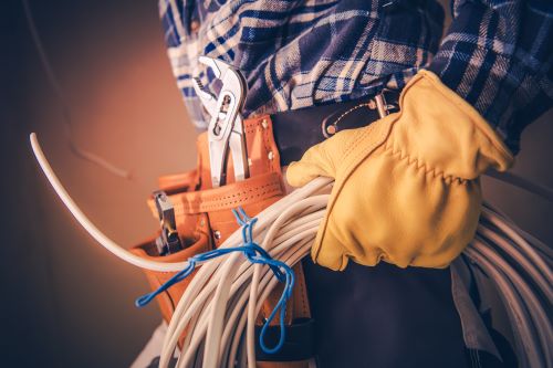 Électricien Amiens - Un électricien avec un câble électrique.