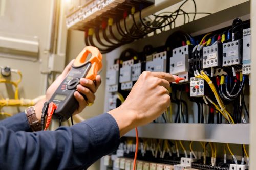 Électricien Antony - Un électricien fait des vérifications sur un tableau électrique.