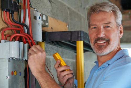 Électricien Asnières-sur-Seine - Un électricien effectue une réparation.