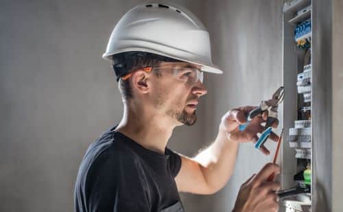 Électricien Aubervilliers - Un artisan répare un tableau électrique.