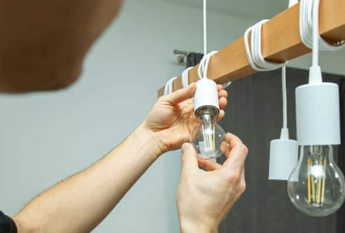 Électricien Beauvais - Un électricien installe une ampoule