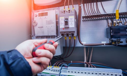 Électricien Béziers - Un électricien effectue des tests sur un compteur électrique.