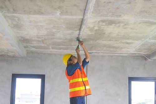 Électricien Bourges - Installation d'un circuit électrique au plafond.