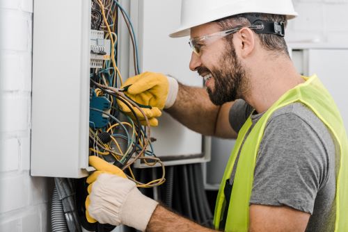 Électricien Cannes - Un artisan répare un tableau électrique.