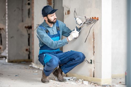 Électricien Cergy - Un artisan refait le réseau électrique d'une habitation.